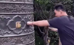 VIDEO: Dùng tay không đấm vào sắt, võ sư Trung Quốc được ví như Lý Tiểu Long