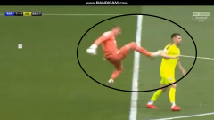 VIDEO: Đạp đối thủ rồi giả vờ bị đau, thủ môn nhận ngay thẻ đỏ