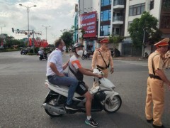 HY HỮU: HLV Thái Lan bị CSGT Nam Định cho 'tấp vào lề' vì không đội mũ bảo hiểm
