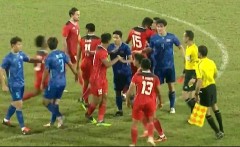 VIDEO: Cầu thủ U23 Thái Lan và U23 Indonesia lao vào 'đấu võ', khiến trọng tài rút mưa thẻ đỏ