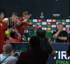 VIDEO: HLV Mourinho ngại ngùng khi các học trò 'phá' buổi họp báo để ăn mừng chiến thắng