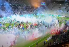 VIDEO: CĐV Pháp tràn xuống sân nã pháo sáng vào cầu thủ khi đội bóng xuống hạng
