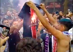 VIDEO: CĐV Real đốt áp Mbappe trong lễ diễu hành ăn mừng cúp C1