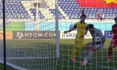 VIDEO: Thủ môn U23 Malaysia ôm bóng trên vạch vôi, Goal Line không vào cuộc?