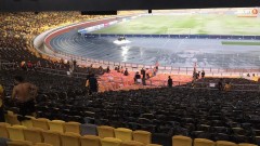 BTC dùng xẻng để thoát nước cho sân vận động Quốc gia, CĐV Malaysia xấu hổ không biết giấu mặt vào đâu