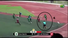 VIDEO: Cầu thủ bị đối phương đuổi đánh tới tấp vì ăn cắp 'bùa hộ mệnh' trên sân