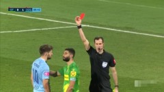 VIDEO: Đá 'penalty' kiểu lươn lẹo, cầu thủ nhận ngay cái kết đắng