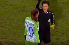 VIDEO: Nhổ nước bọt trước mặt trọng tài, nữ cầu thủ nhận kết đắng