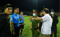 Bẻ còi gây phẫn nộ lớn, trọng tài V-League phải nhờ lực lượng an ninh bảo vệ để rời khỏi sân