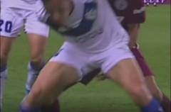 VIDEO: Cầu thủ bị trọng tài rút thẻ đỏ vì bóp vào 'ấm chén' của đối thủ