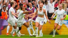 VIDEO: Dàn sao nữ tuyển Anh quậy không khác gì các anh em sau chức vô địch EURO