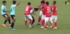 VIDEO: Bị kéo áo khi đang chạy, cầu thủ Malaysia lao vào túm tóc, đánh tới tấp đối phương