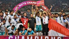 Tranh nâng cúp của cầu thủ, chủ tịch LĐBĐ và bộ trưởng Indonesia bị chỉ trích: 'Không biết hổ thẹn'
