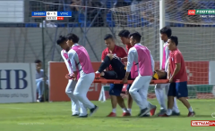 VIDEO: Pha va chạm kinh hoàng khiến thủ môn SHB Đà Nẵng bị gãy chân