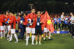 CLB Hà Nội chiêu mộ lá chắn thép cực khủng, chính thức sở hữu 'tứ trụ' đỉnh nhất V-League