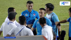 VIDEO: Trọng tài giải hạng Nhất Việt Nam bị phản ứng cực gắt, ra về bằng xe cứu thương để đảm bảo an toàn