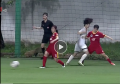 Xôn xao VIDEO Thanh Nhã bức xúc, đánh nguội đối thủ trong trận chung kết bóng đá nữ