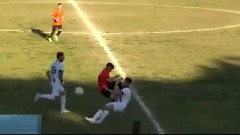VIDEO: Cầu thủ tung cước man rợ, đạp thẳng mặt đối thủ không thương tiếc