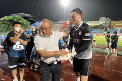 Một tay đưa Bình Định vào bán kết, Văn Lâm được đích thân thầy Park 'đội mưa' xuống chúc mừng