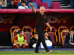 Thua đau trên sân nhà, HLV Mourinho tuyên bố sẽ dạy học trò phải 'ngã như những thằng hề' để kiếm penalty