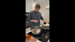 VIDEO: Vắng vợ, Kevin De Bruyne trổ tài 'kiến tạo' bữa ăn thịnh soạn cho gia đình