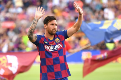 Chỉ cần 1 lượt thả tim trên Instagram, Messi bị CĐV Barcelona miệt thị: 'Một kẻ phản bội đáng xấu hổ'