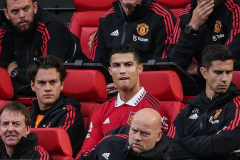 Ronaldo liên tục bất mãn vì gần như là 'người thừa' ở MU, Ten Hag lên tiếng theo kiểu 'vừa đấm vừa xoa'