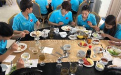 HLV Mai Đức Chung trăn trở: 'Nếu các cầu thủ chỉ ăn mỳ tôm thì không đủ sức chiến đấu'