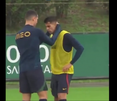 VIDEO: Ronaldo cười trừ rời đi sau khi bị đồng đội 'bơ'
