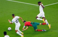 Không chỉ HLV Ghana, hàng loạt siêu báo thế giới cũng 'tố' Ronaldo 'ăn vạ' ở tình huống 11m