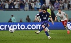VIDEO: VAR đứng về phía Messi nhưng 'người nhện' Ba Lan lại nói không với bàn thắng cho Argentina