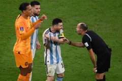 Messi và Van Gaal thay nhau 'tố' FIFA xem xét lại trọng tài: 'Quả phạt đền của Argentina không đủ cơ sở'