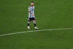 ĐẲNG CẤP: Messi và Mbappe chính là 2 cầu thủ đi bộ nhiều nhất, riêng Messi đi bộ quá nửa trận Bán kết