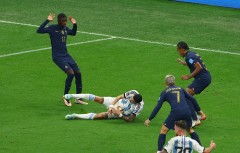 Tranh cãi xoay quanh tình huống dẫn đến quả 11m của Argentina: Pháp chịu oan uổng?