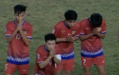 VIDEO: Xúc động hình ảnh cầu thủ Lào chắp tay cúi chào BHL Việt Nam dù thua cay đắng không bàn gỡ