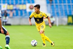 Tái xuất nhưng không giúp Pau FC thoát thua, Quang Hải bị đánh giá ngang cầu thủ đá phá lưới nhà