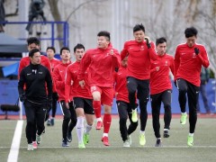 Sau Indonesia, tới lượt U20 Trung Quốc 'ngã ngửa' với mặt sân 'đầy ổ gà' tại Uzbekistan