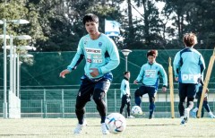 Công Phượng tiếp tục sắm vai 'người khích lệ tinh thần' cho Yokohama FC