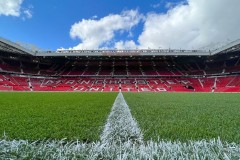 CĐV Man Utd ngán ngẩm với tình trạng 'dơ bẩn' bẩn tại sân Old Trafford