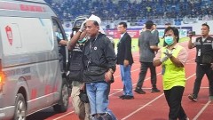 VIDEO: Bạo loạn kinh hoàng ở giải Indonesia hậu mất quyền đăng cai U20 World Cup