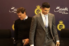 Gián tiếp khiến thầy cũ mất việc, Ronaldo 'rục rịch' chọn HLV mới cho Al Nassr