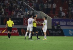 VIDEO: Cận cảnh Văn Quyết nhận thẻ đỏ tranh cãi, trọng tài bị dàn sao Hà Nội FC 'giáp lá cà'