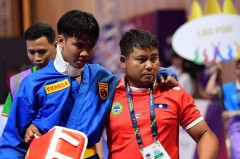Bị võ sĩ Việt Nam hạ knock-out trật cổ, trợ lý mắt rưng rưng dìu VĐV Lào rời khỏi sàn đấu