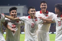 Hứng pha bóng triệt hạ của đối thủ, tuyển thủ U22 Việt Nam thở phào vì 'suýt gãy chân'