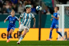 Bị dè bỉu vì xăm hình đại kình địch của Messi lên chân, nữ tuyển thủ Argentina đáp trả cực gắt