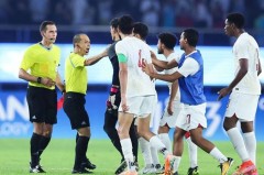 'Cướp trắng' thời gian bù giờ, trọng tài bị U23 Qatar quây chặt 'hỏi tội' vì thiên vị Trung Quốc