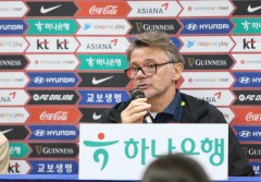 HLV Troussier: Phải mơ dự World Cup, không thể cứ vô địch Đông Nam Á mãi được