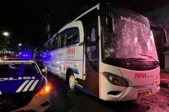 Tá hỏa vụ bạo loạn tại giải VĐQG Indonesia: nhiều CĐV bị trộm đồ
