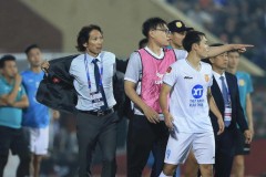 HLV Gong Oh Kyun cởi áo nghênh chiến, đòi ăn thua đủ với 1 cầu Việt Nam ngay trên sân