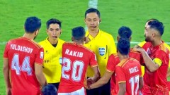 CĐV cả châu Á thi nhau tấn công trọng tài FIFA số 1 Việt Nam vì tấm thẻ đỏ tranh cãi